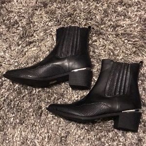 BRAND NEW BLACK MISSGUIDED BOOTS!
